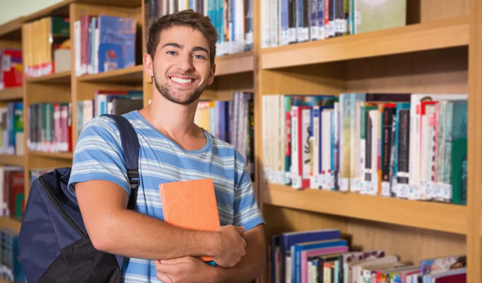 ارتباط صمیمی و موثر میان دانش‌آموز و مشاور کنکور بسیار مهم است | دانش‌آموز در کتابخانه
